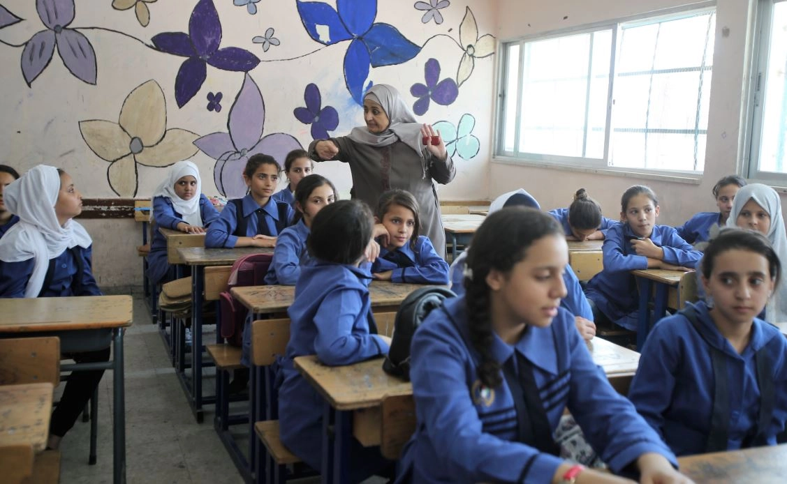 المعلم يواجه ضغوطاً في ظروف قد لا تلبي احتياجاته 