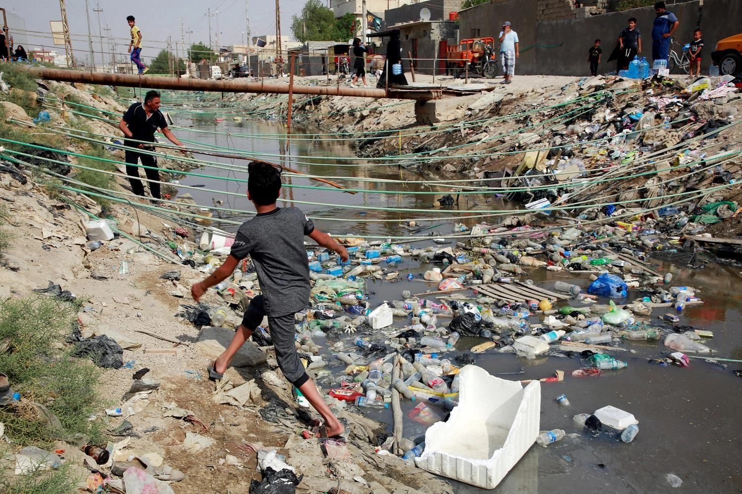 أكثر من 100 ألف حالة تسمم في البصرة