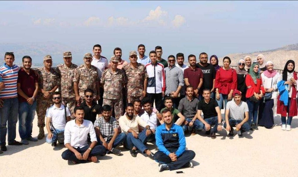وفد طلابي من الجامعة الأردنية يزور واجهة المنطقة العسكرية الشمالية