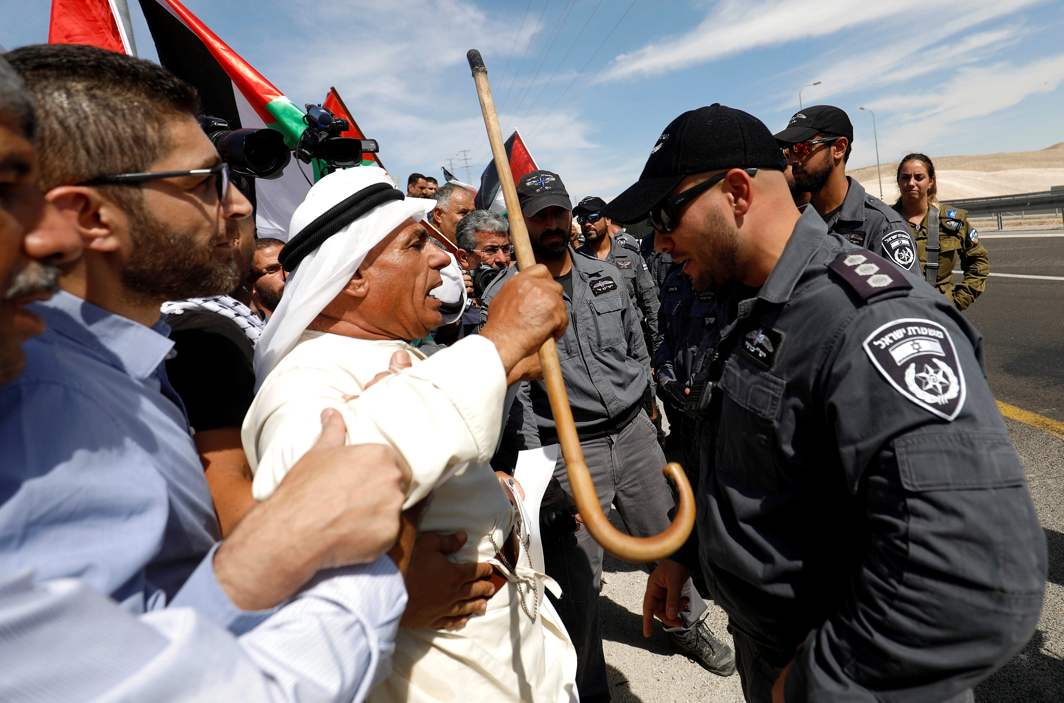 جيش الاحتلال يعتقل 13 فلسطينيا