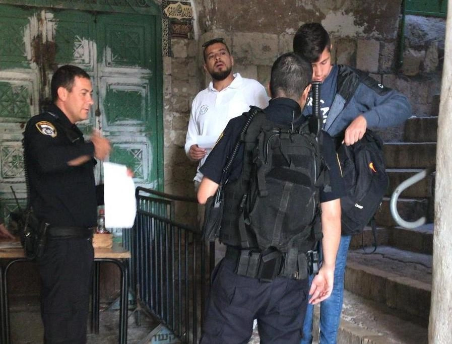 منع موظفين من دخول المسجد الأقصى 