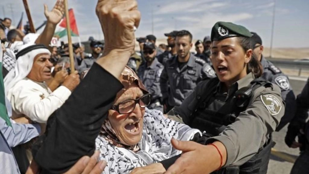 قوات إسرائيلية تعتدي على رافضين لهدم قرية بدوية