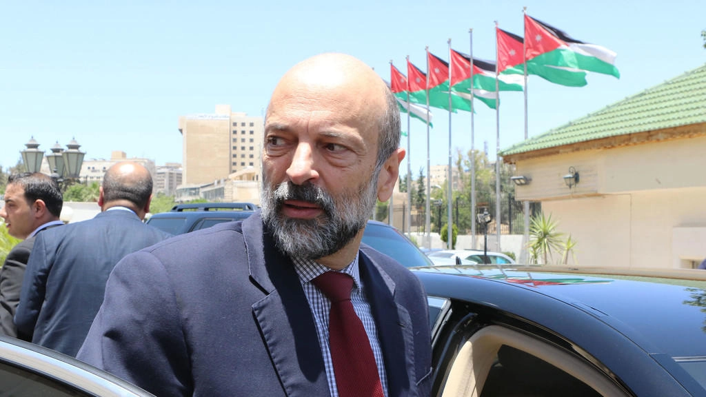 رئيس الوزراء: الحكومة ملتزمة بتطبيق القانون بحزم