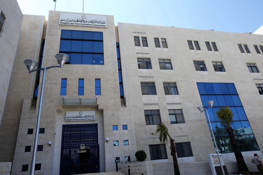 توقيف 3 أشخاص بتهمة استثمار الوظيفة 
