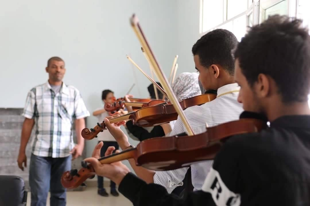رغم مآسي الحرب، معهد ينشر الفن والسلام في عدن 