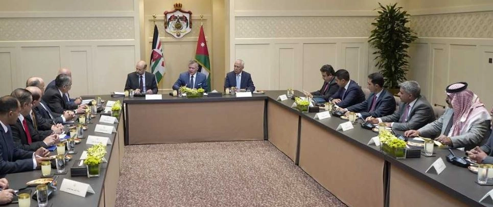 الملك يدعو إلى تطوير مشروع اللامركزية