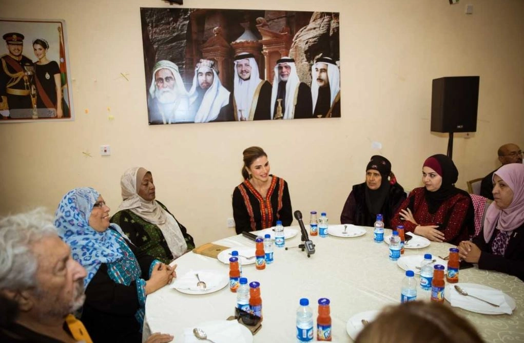 الملكة رانيا العبدالله تلتقي مستفيدين من مبادرة تمكين الأسر المحدودة