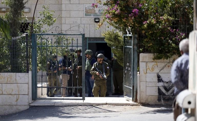 قوات الاحتلال تعتقل 10 فلسطينيين 