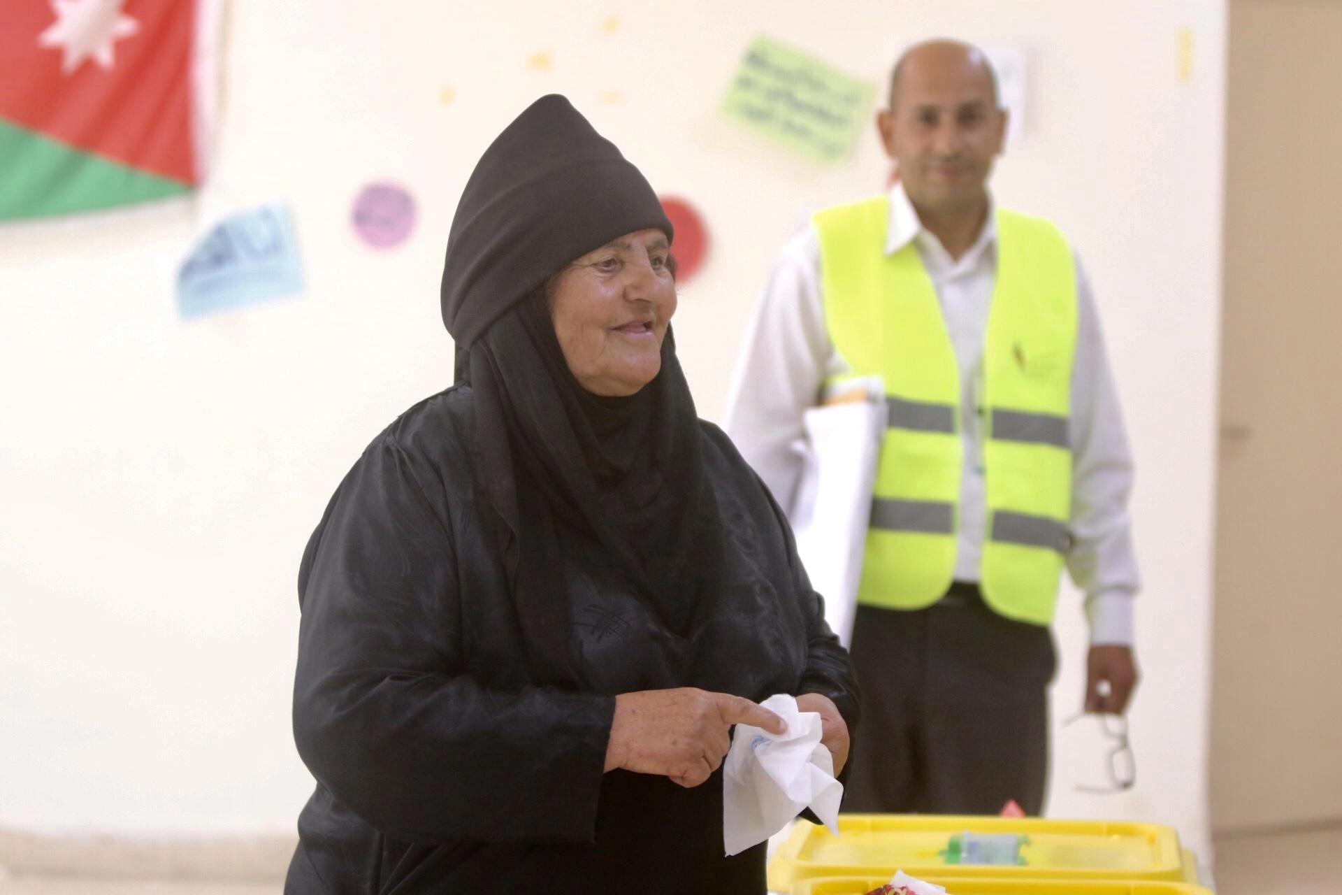 بدء إعلان النتائج الأولية بعد تسجيل نسبة اقتراع 53.77%