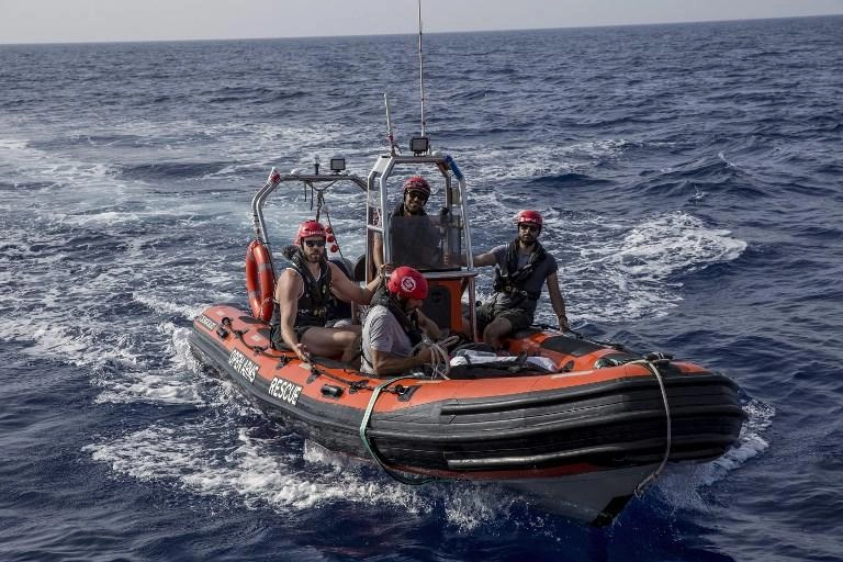 مصرع شخصين على الأقل في غرق مركب مهاجرين