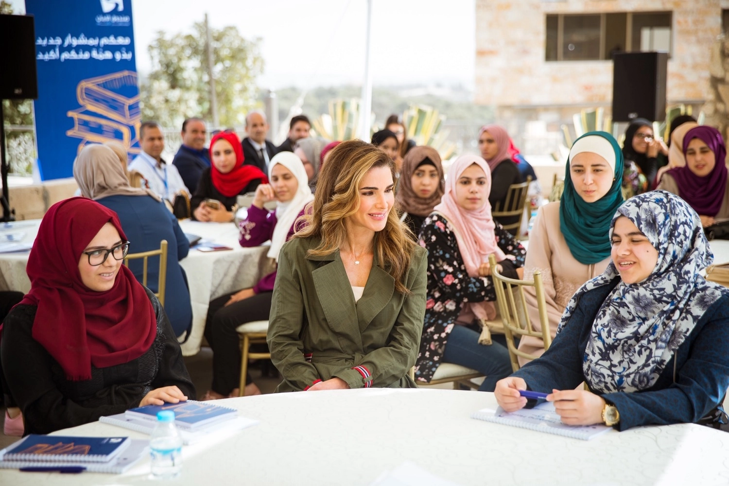 الملكة رانيا تلتقي طلبة صندوق الأمان لمستقبل الأيتام