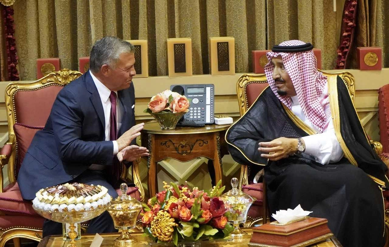 الملك وخادم الحرمين الشريفين يبحثان توسيع التعاون