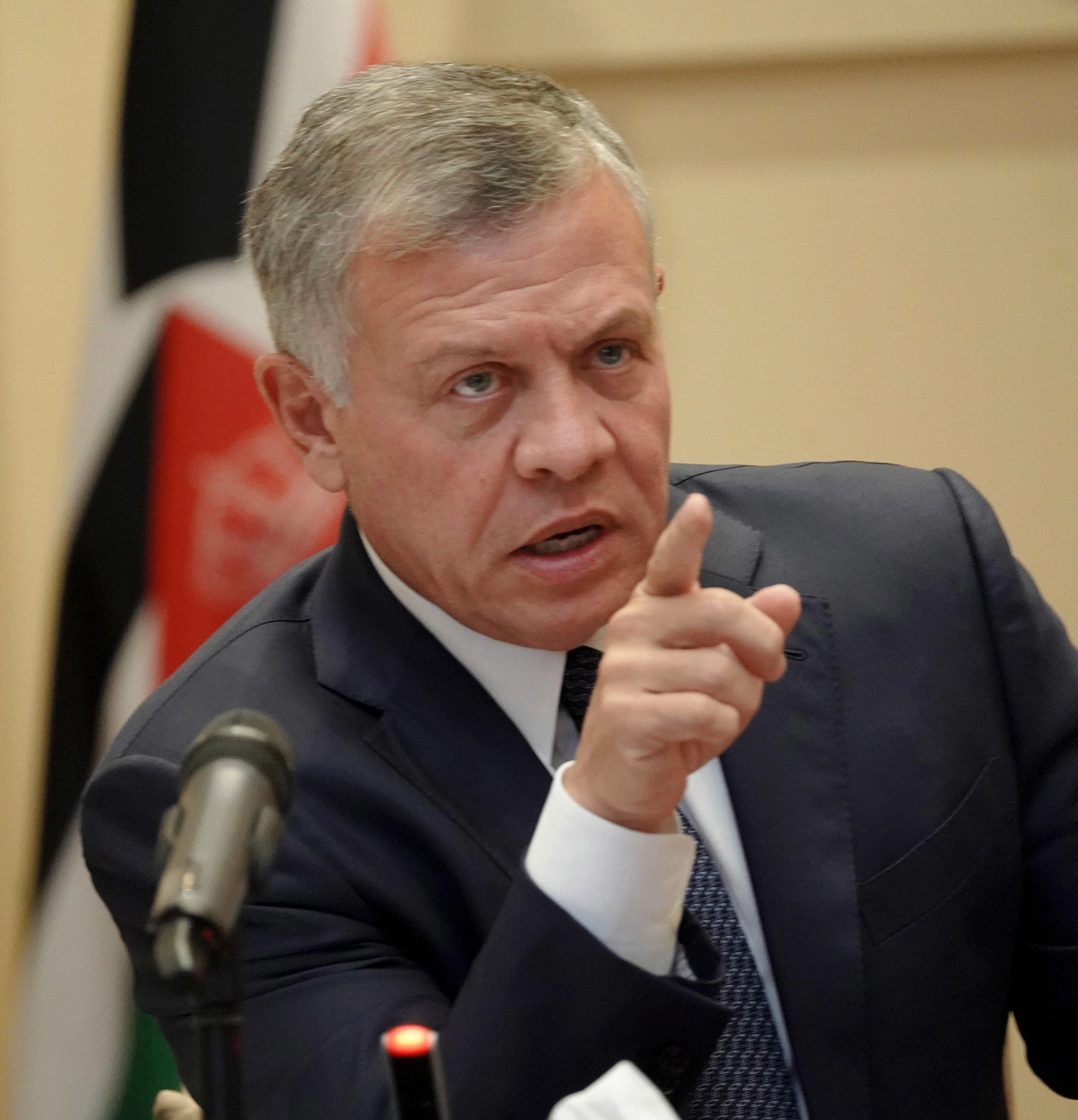 الملك يزور مديريتي الدفاع المدني والأمن العام