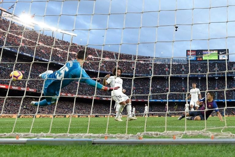 برشلونة يذل ريال مدريد 5-1 ويستعيد الصدارة