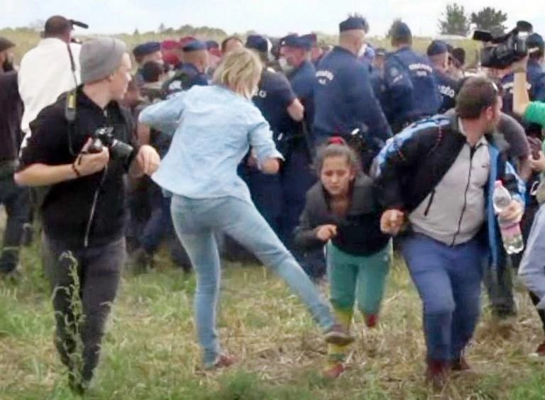 تبرئة مصورة تلفزيونية عرقلت مهاجرين عام 2015