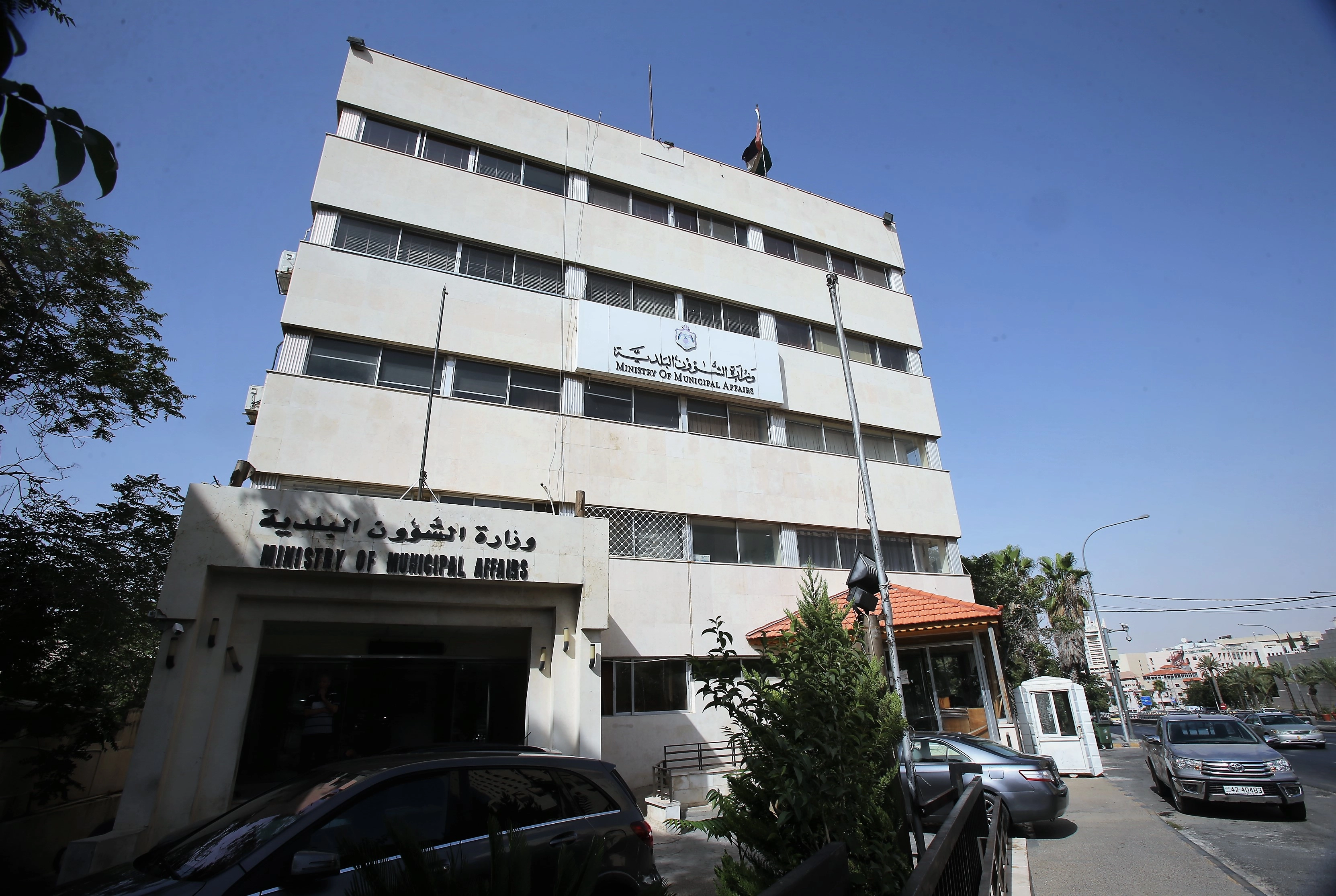 عاملون في 65 بلديّة يستأنفون إضرابهم
