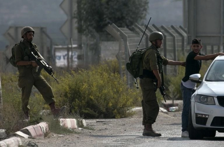 جيش الاحتلال الإسرائيلي يعتقل 12 فلسطينيا 