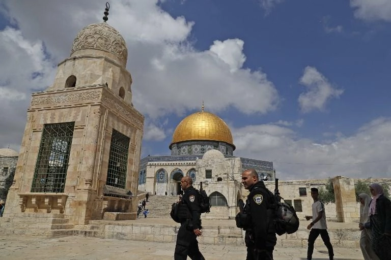قوات الاحتلال الإسرائيلية تعتقل محافظ القدس