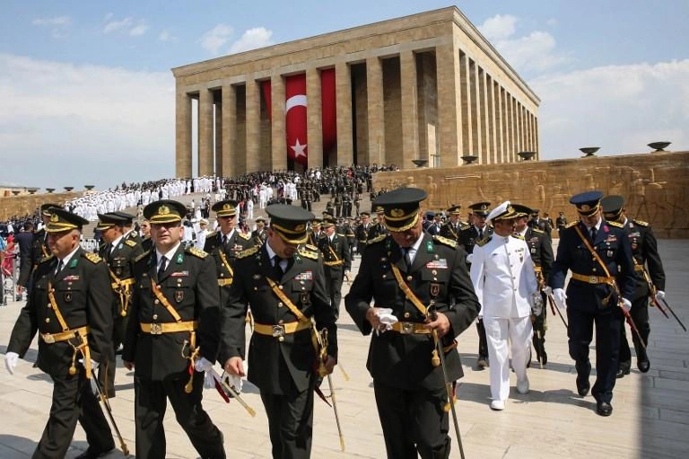 إصابة 25 جندياً وفقدان 7 إثر انفجار عرضي لقذيفة 