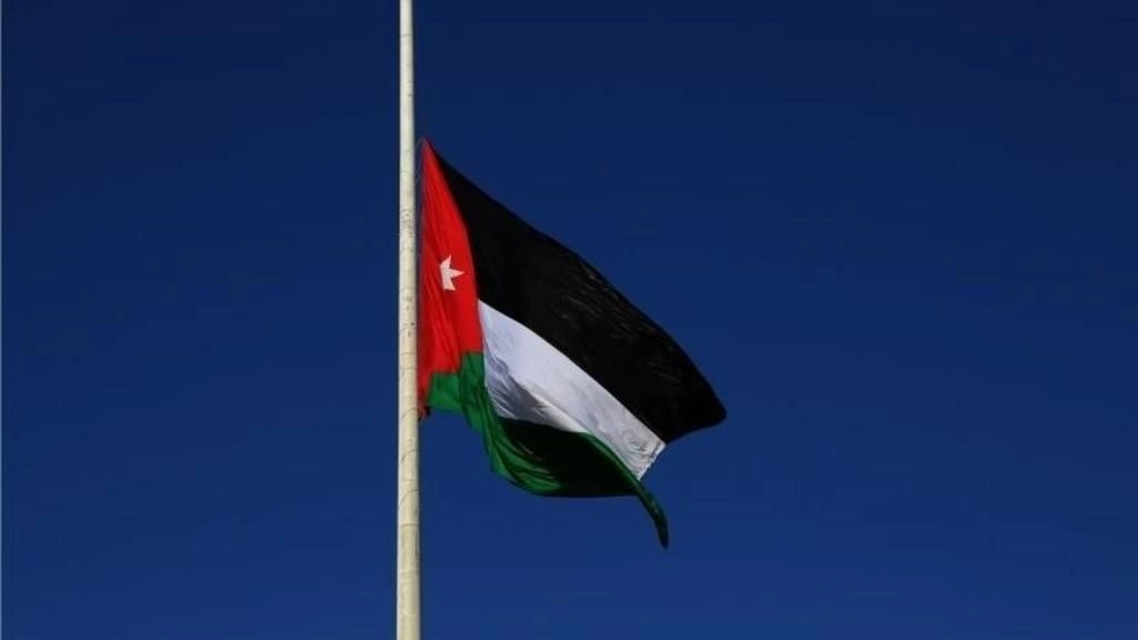 تنكيس علم السارية حداداً على ضحايا السيول
