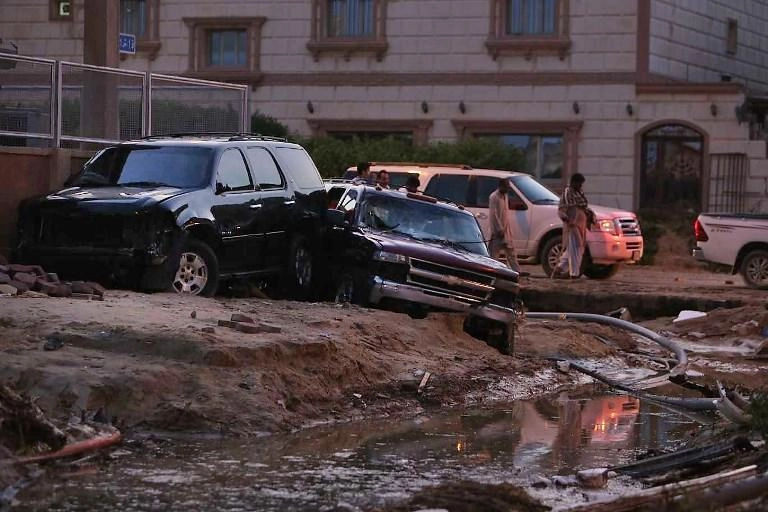 السيول تقتل شخصا بعد يوم من استقالة وزير