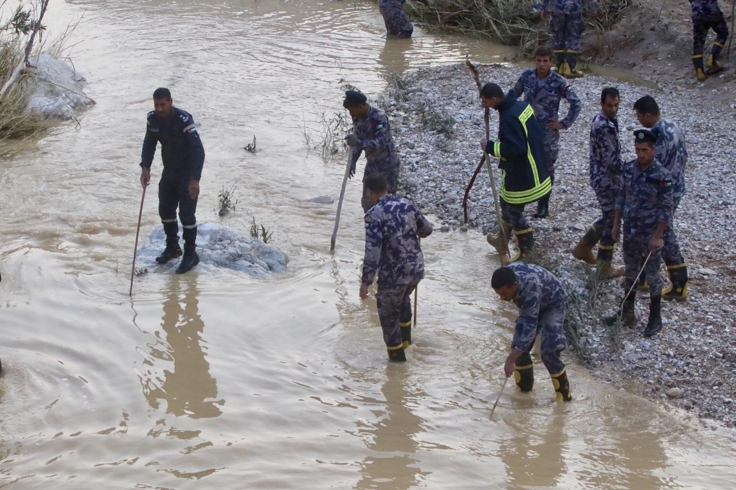 البحث جار عن طفلة مفقودة بعد تسجيل 12 وفاة