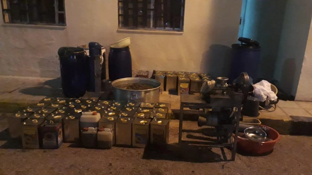 ضبط شخصين استخدما منزلاً لتصنيع زيت زيتون مغشوش