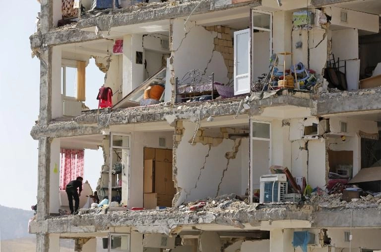 زلزال بقوة 6.4 يتسبب بإصابة نحو 500 شخص