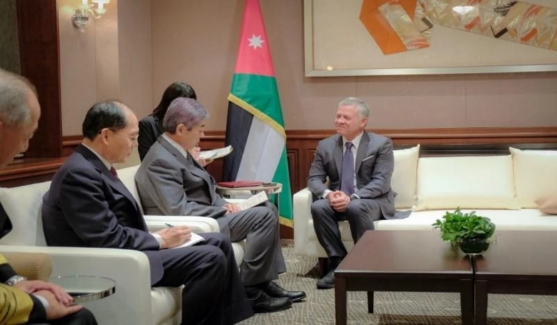 الملك يبحث التعاون العسكري مع وزير الدفاع الياباني 
