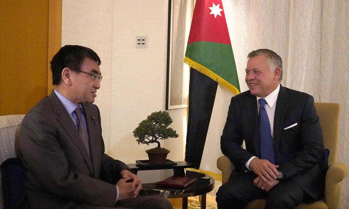 الملك يبحث مستجدات المنطقة مع وزير الخارجية الياباني