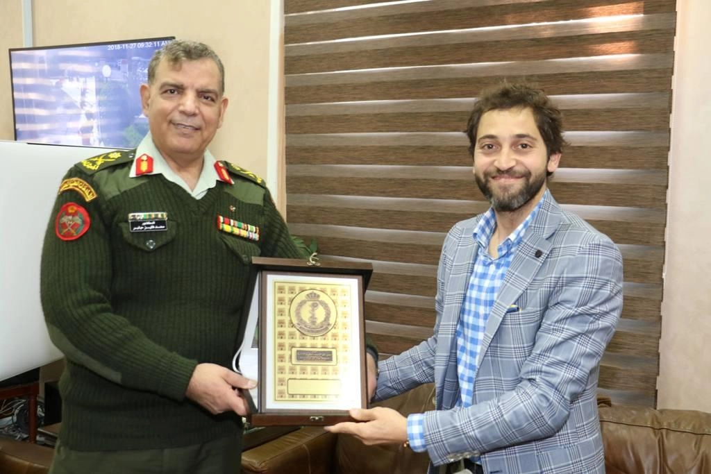مدير عام الخدمات الطبية الملكية يكرم مطلق مبادرة "حرير"