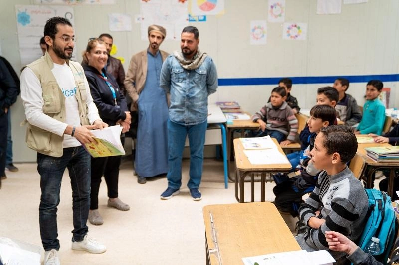 الفنان أحمد حلمي يلتقي أطفالاً من اللاجئين السوريين في الأردن 