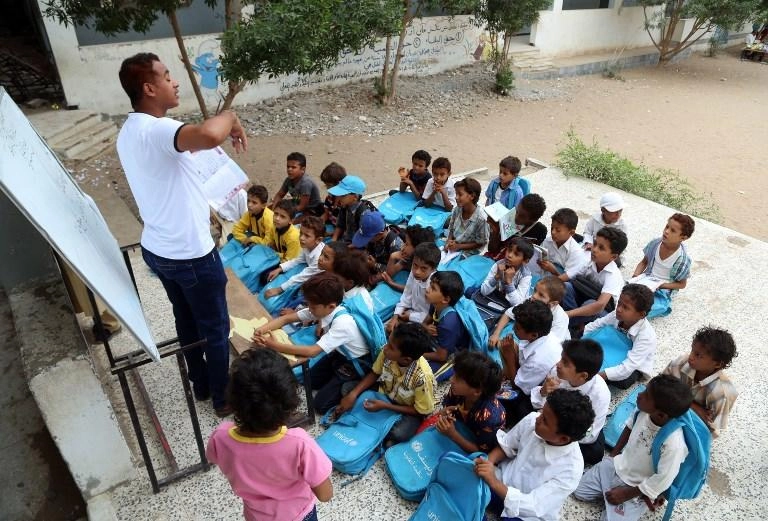 أكثر من 60 ألف طالب وطالبة خارج مدارس اليمن