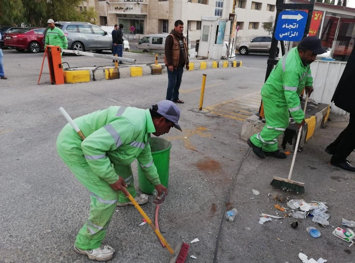 تنظيف ساحة مستشفى الأردن من زيوت في العاصمة