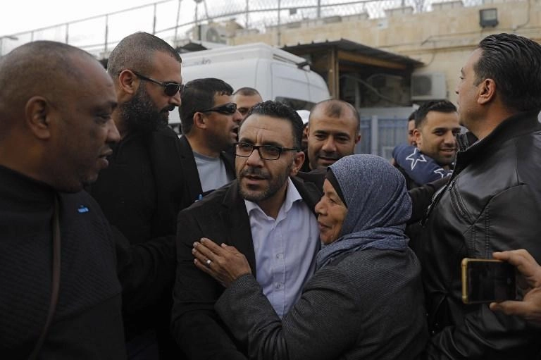 إسرائيل تفرج عن المحافظ وتفرض عليه الإقامة الجبرية