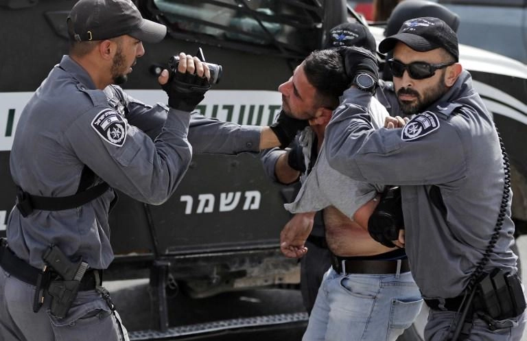 الاحتلال الإسرائيلي يعتقل 21 فلسطينيا بينهم أطفال