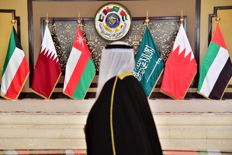 أمير قطر يتلقى دعوة سعودية لحضور القمة