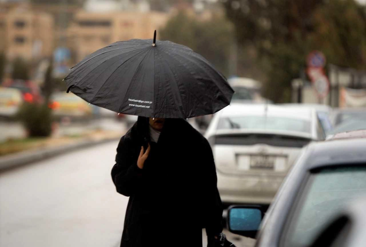 أمطار غزيرة على فترات وتحذير من تشكل السيول