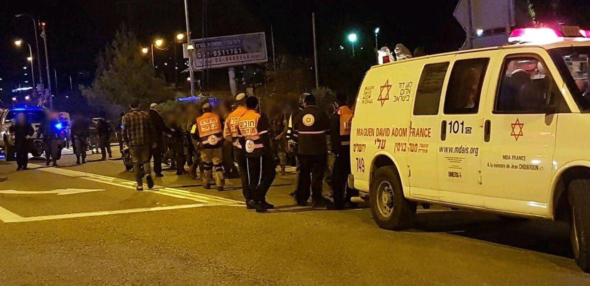 إصابة إسرائيليين بالرصاص في محطة حافلات 