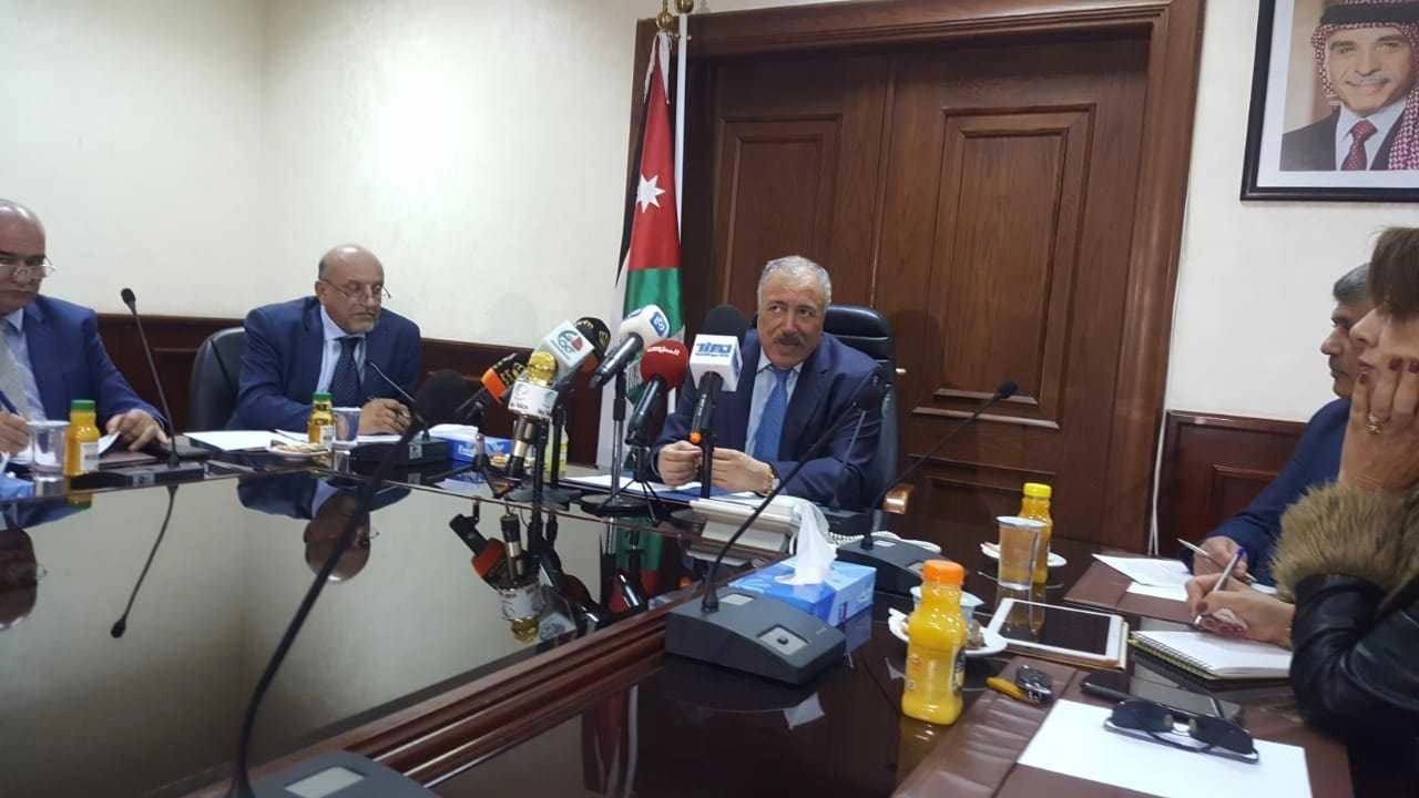 كوادر صحية خرجت من الأردن "بسبب الرواتب" 