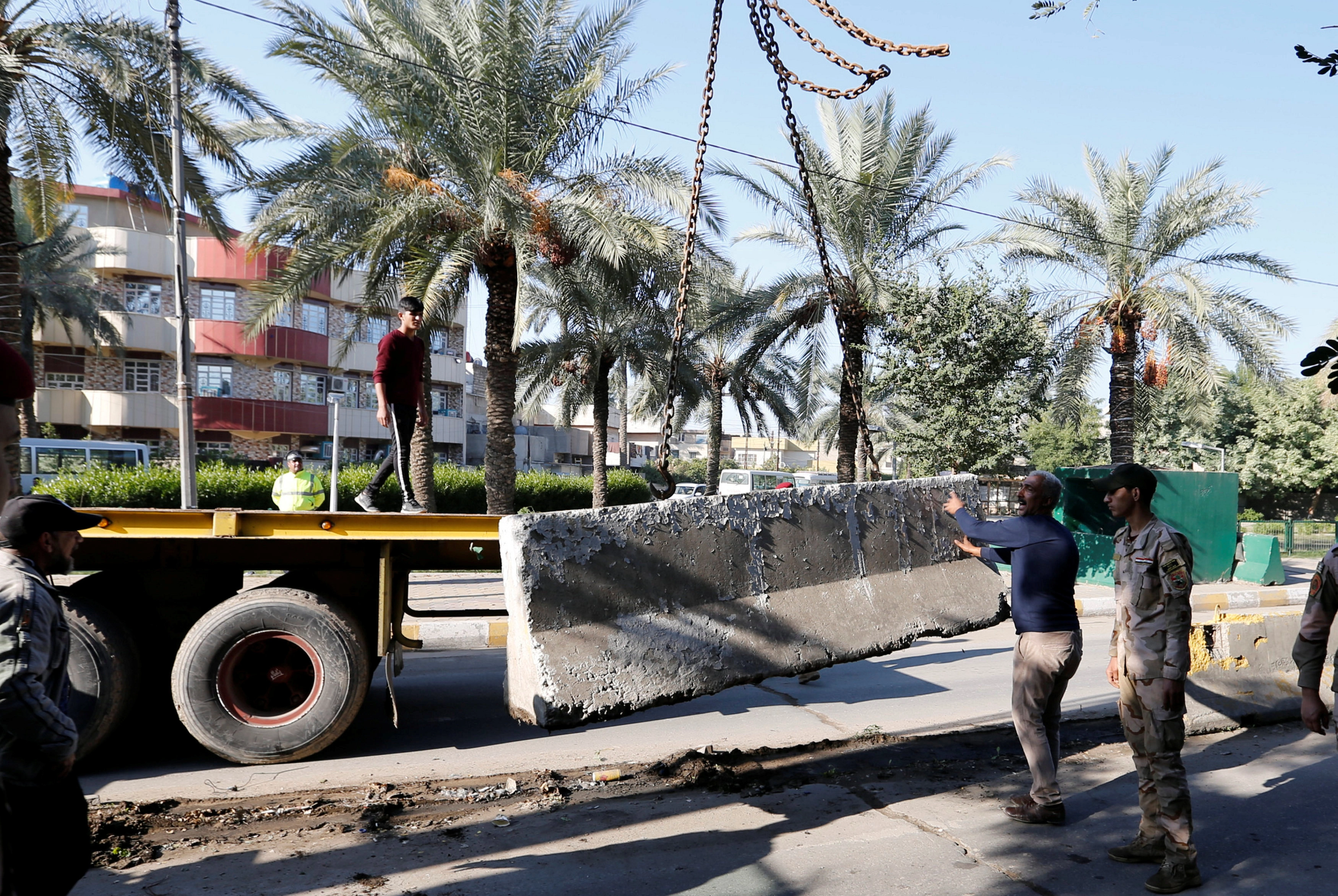 إزالة الأسلاك الشائكة والجدران المتفجرة حول المنطقة الخضراء
