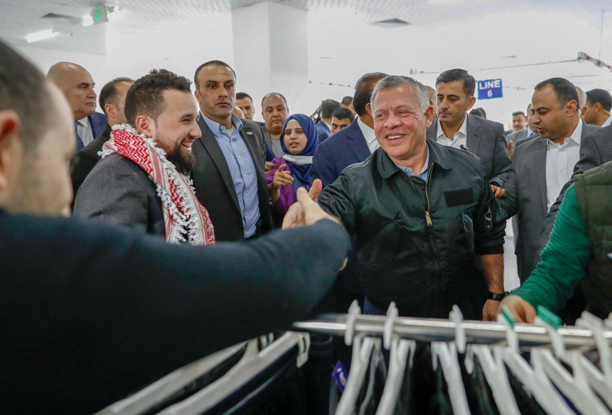 الملك يفتتح مصنعا للألبسة ويزور معهد التدريب المهني في عجلون