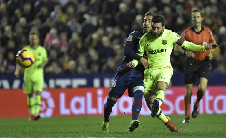 ثلاثية ميسي تقود برشلونة للفوز على ليفانتي 5-0