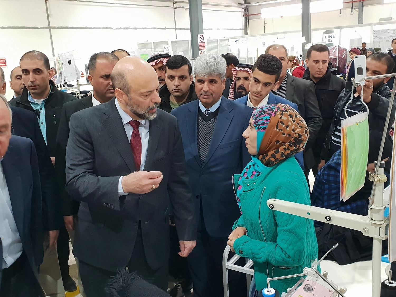 الرزاز يفتتح مصنعاً للألبسة في الأزرق 