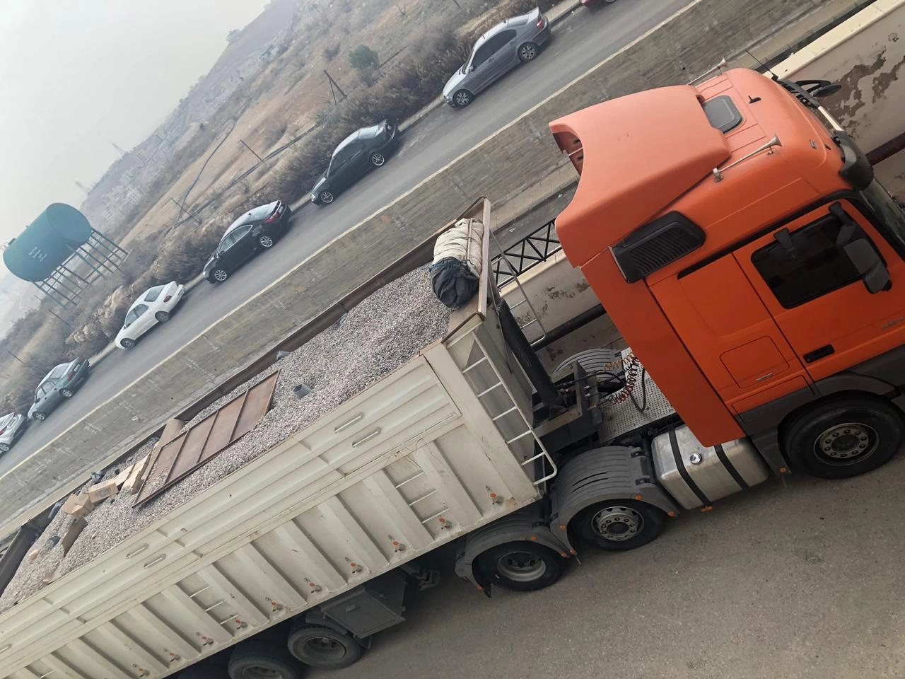 دائرة الجمارك تحبط تهريب مجوهرات وملابس وسماعات