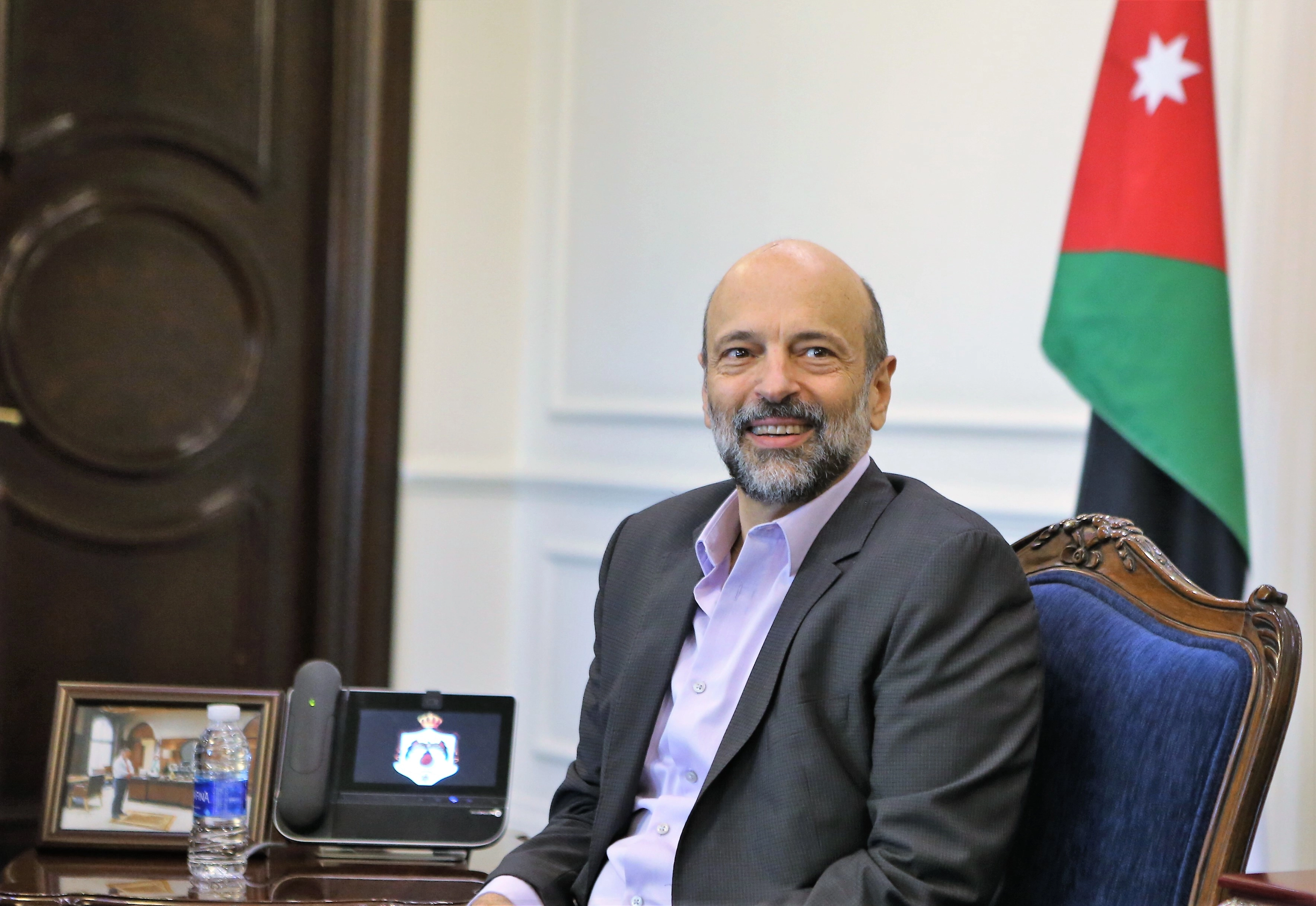 الرزاز: الحكومة ستلاحق كل من يعبث بالمال العام 
