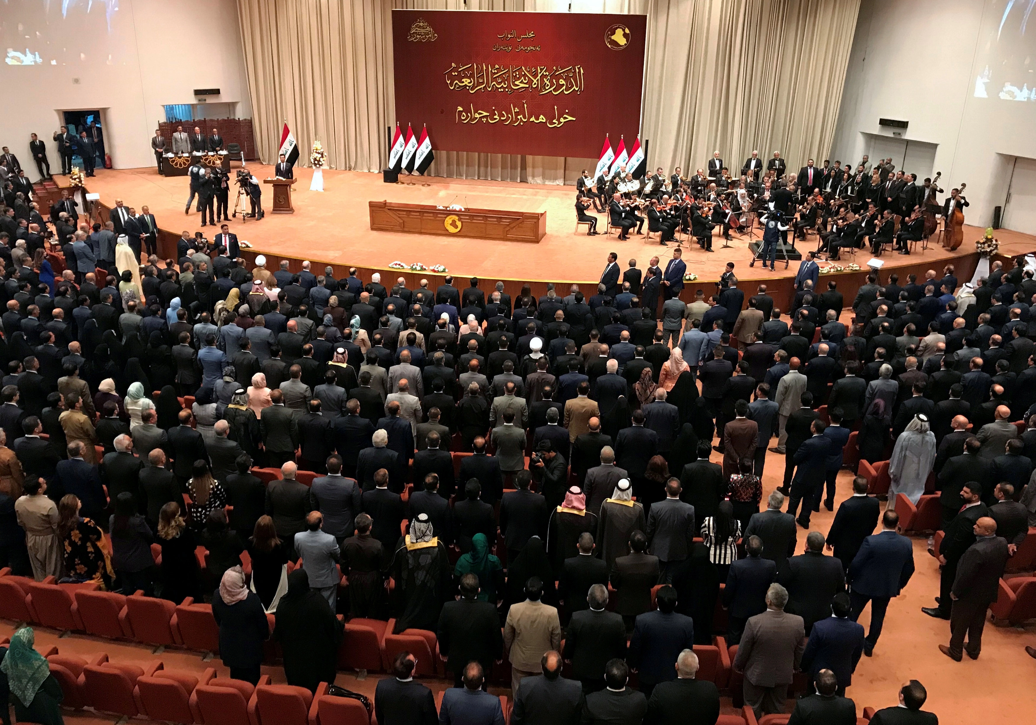 موافقة على وزراء في ظل استمرار الانقسامات