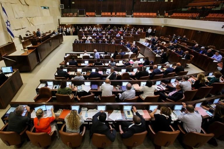 المصادقة على مشروع قانون يبعد أسر منفذي هجمات