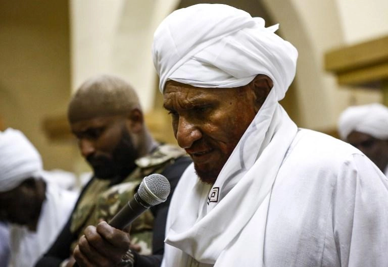 عودة زعيم سوداني مُعارض إلى بلاده من المنفى