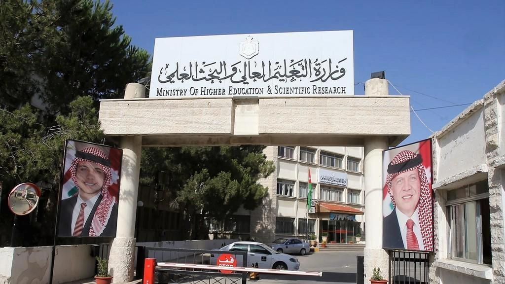قوائم مبدئية لطلبة مرشحين للاستفادة من منح وقروض